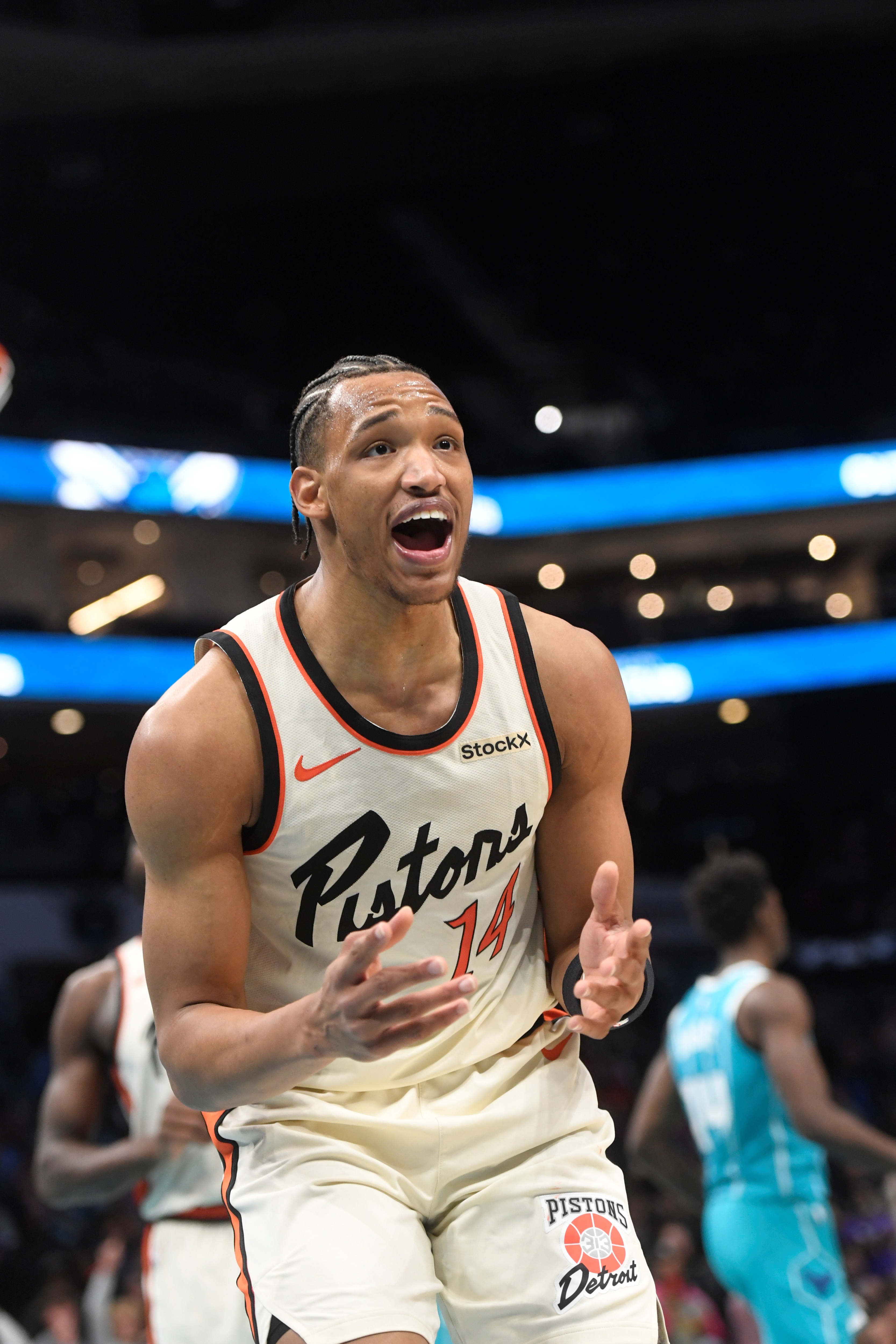 赛季场均3.2分2.2板!Shams:后卫小温德尔-摩尔双向合同签约黄蜂