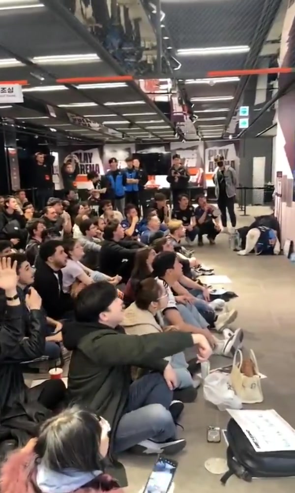 翻盘后的尽情欢呼！摄影师一村分享现场KC粉丝庆祝视频