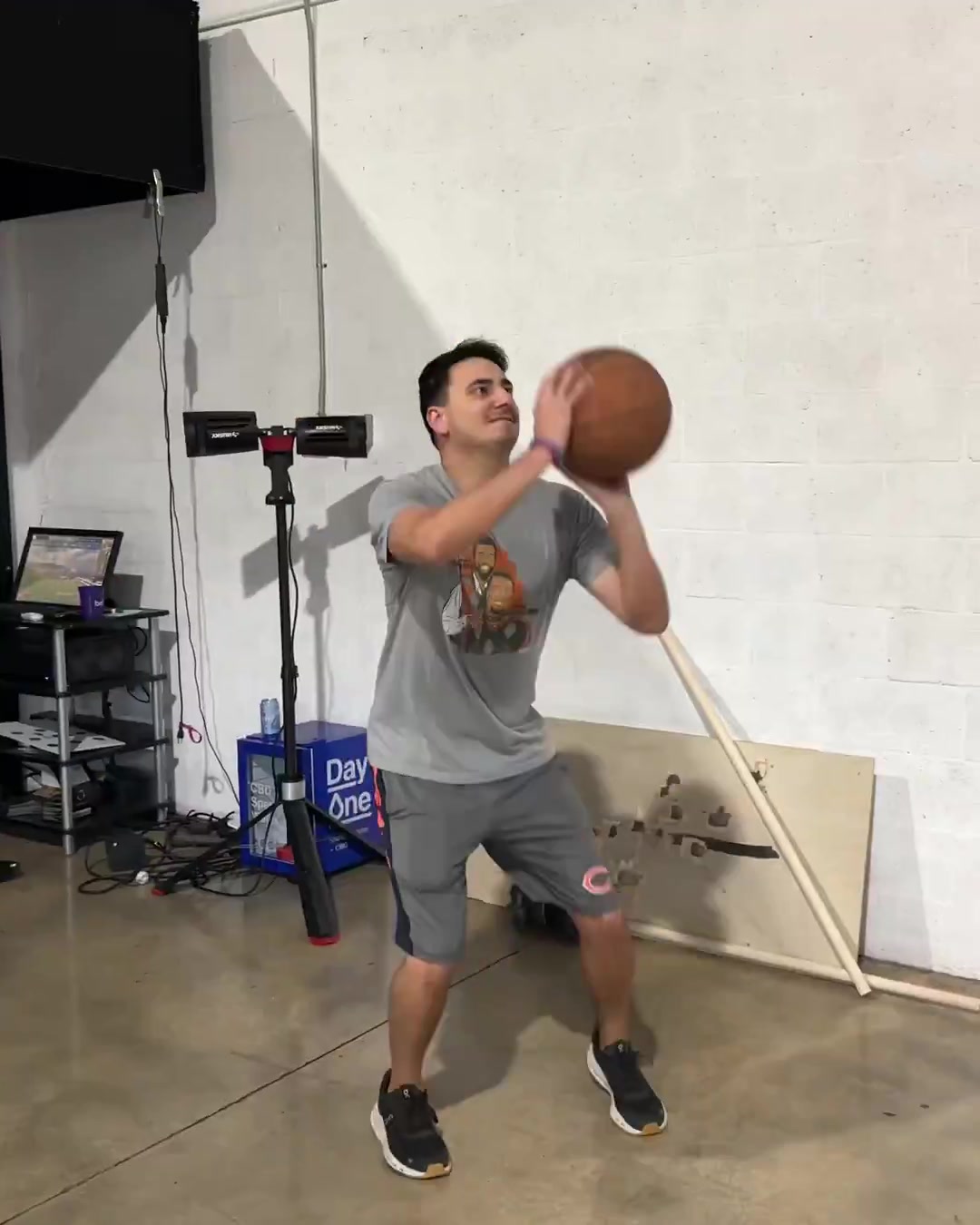 😂展示军火库？球迷恶搞对阵莫兰特要面临的画面