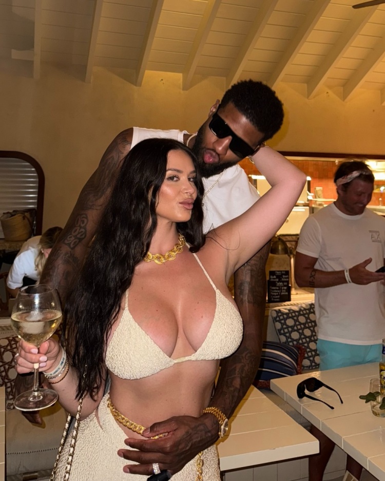 🤩😘早早开启假期模式！乔治娇妻晒两人海边度假照🌞