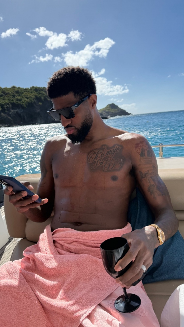 🤩😘早早开启假期模式！乔治娇妻晒两人海边度假照🌞