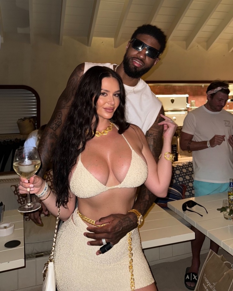 🤩😘早早开启假期模式！乔治娇妻晒两人海边度假照🌞