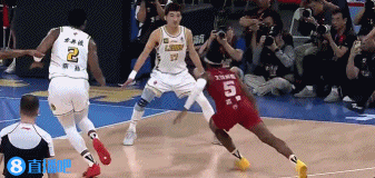 👏防守反击一气呵成！巴里-布朗飞身断球反击接回传打成2+1